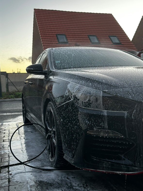 Lavage de voiture à domicile avec mousse active à [ville]