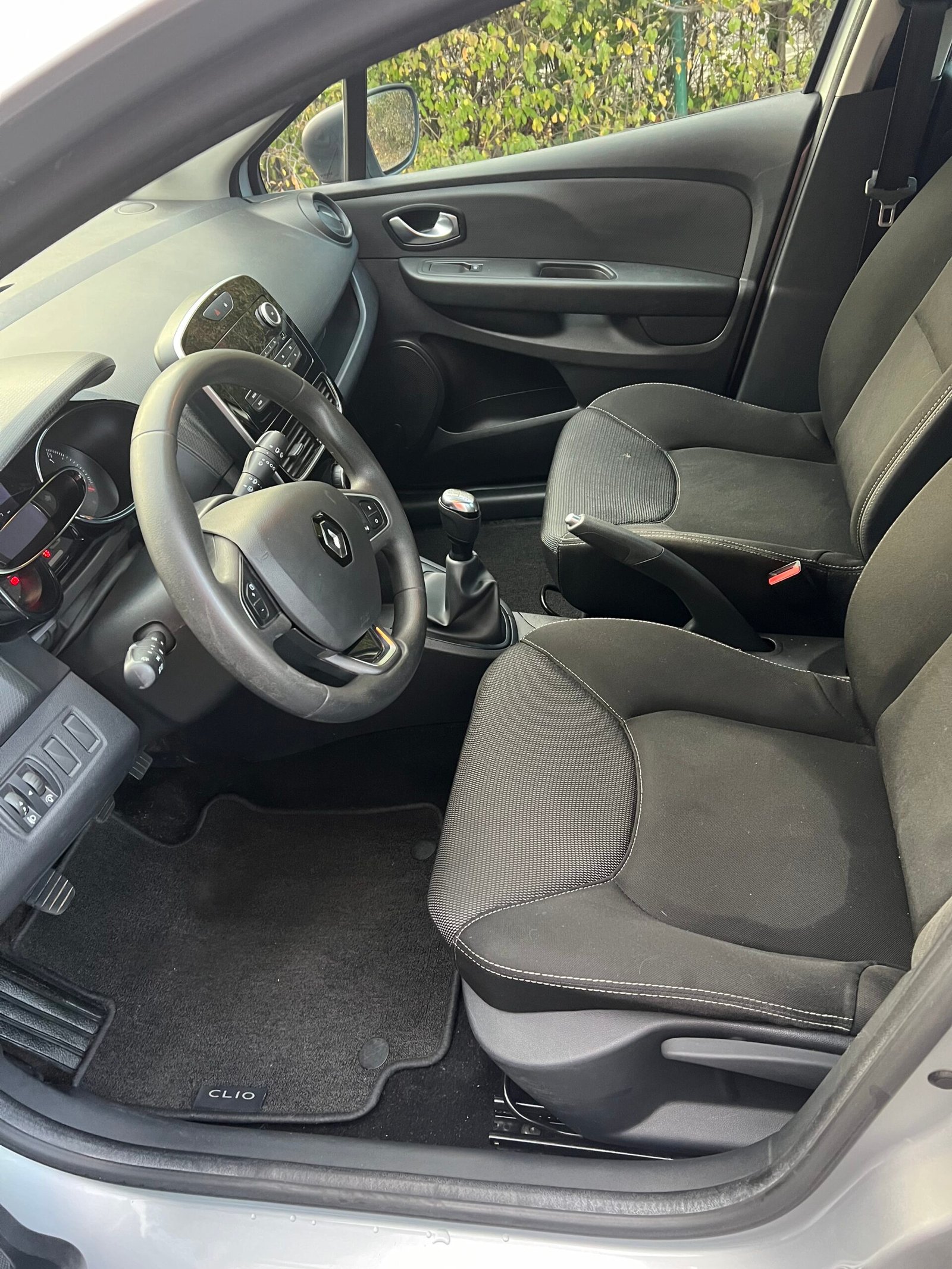 Nettoyage intérieur Renault Clio après NaraClean Lille domicile