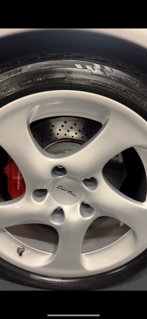 jante Porsche Turbo nettoyée avec étrier de frein rouge et disque perforé à Lille